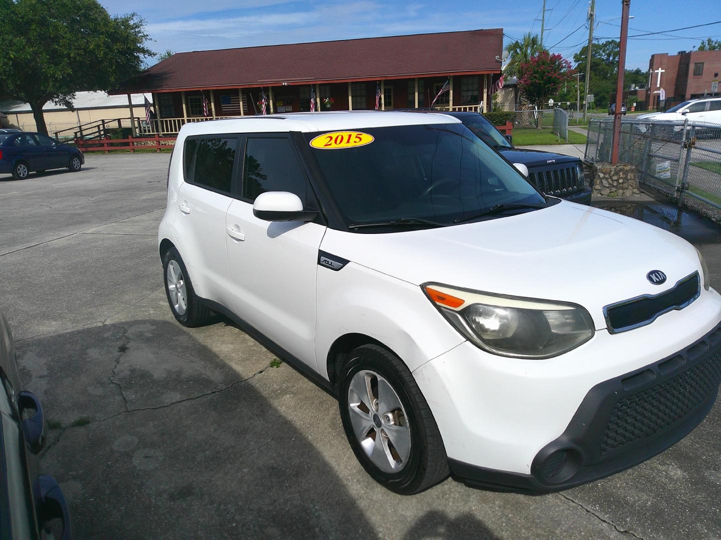 2015 WHITE KIA SOUL BASE (KNDJN2A2XF7) , located at 1200 Cassat Avenue, Jacksonville, FL, 32205, (904) 695-1885, 30.302404, -81.731033 - Photo#2